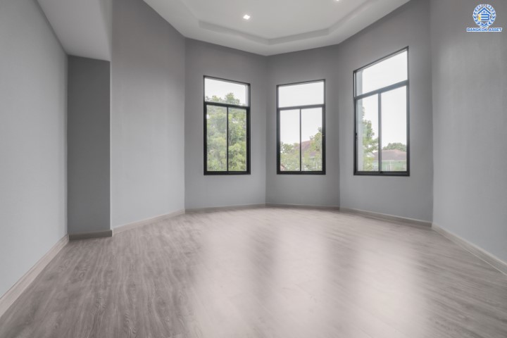 บ้านเดี่ยวมือสองย่านกรุงเทพมหานคร ม.กฤษดานคร31 ติดถนนบรมราชชนนี หลังมุม! จัดแต่งพื้นที่ได้เต็มที่ บนเนื้อที่กว้างขวางมากถึง 137.3 ตร.ว. ฟังก์ชัน 3 ห้องนอน 4 ห้องน้ำ 2 ที่จอดรถ บนทำเลศักยภาพใกล้ม.มหิดล และเพียง 10 นาที ก็ถึงเซ็นทรัล ปิ่นเกล้า